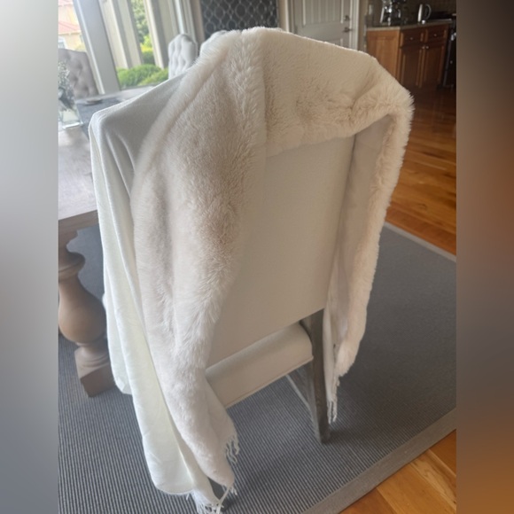 Cream Faux Fur Trim Scarf Elegant - Picture 2 of 10